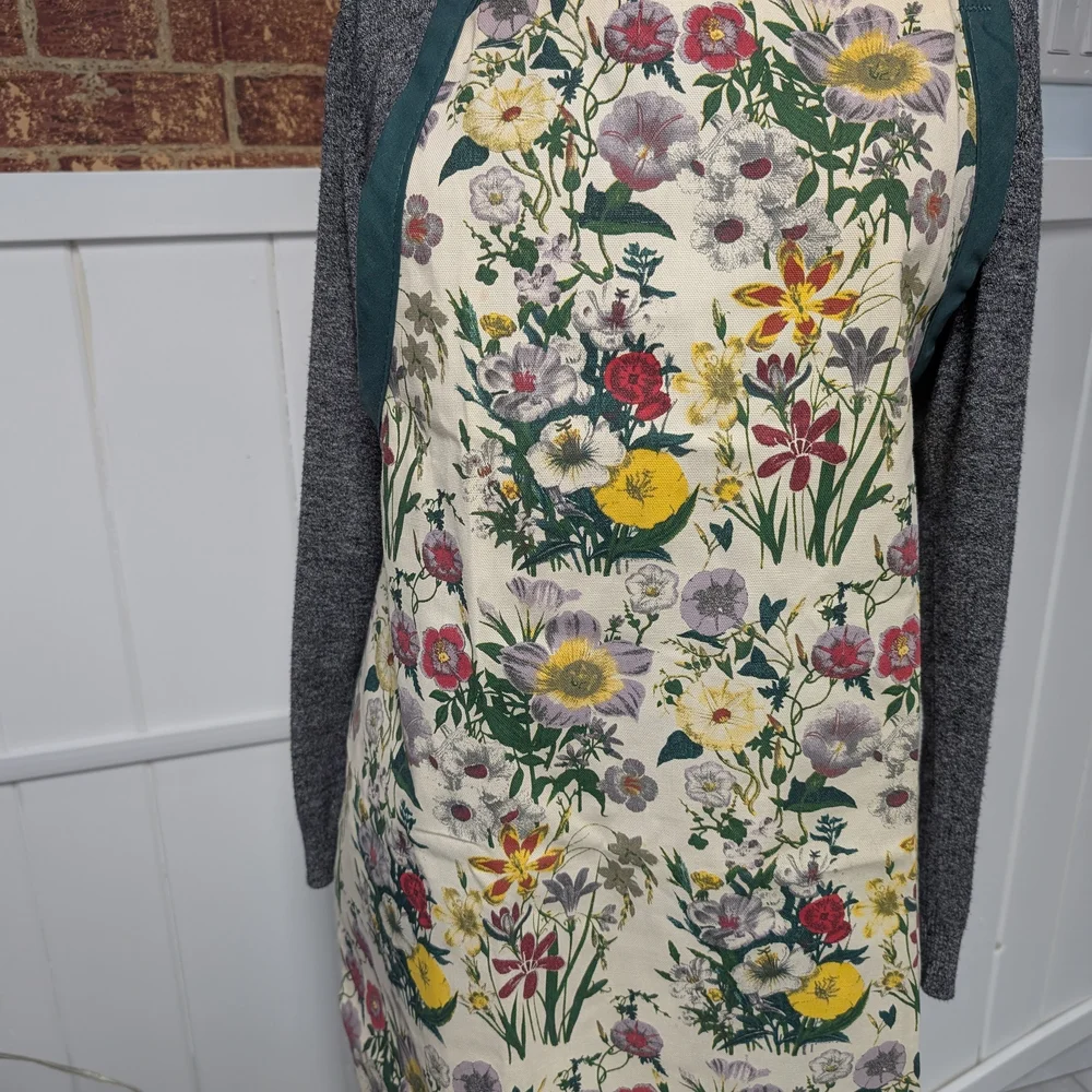 Chic Botanical Apron with Green Straps Smithsonian Institution